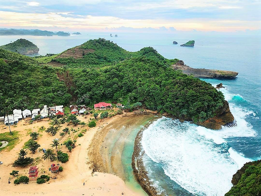 Menyelusuri Keindahan Alam Pantai Batu Bengkung, Destinasi Wisata Pesisir yang Memukau