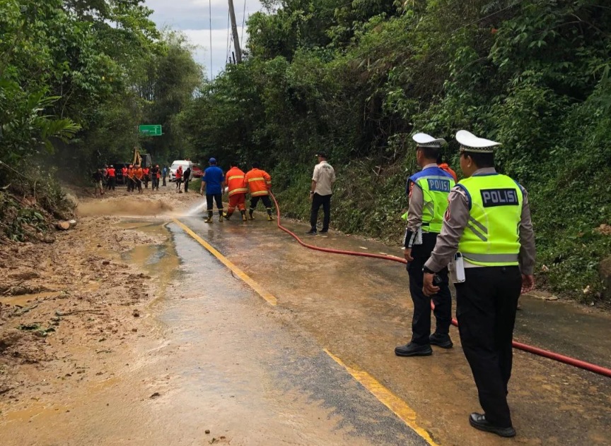 Terjunkan Personel Atur Lalu Lintas di Lokasi Longsor