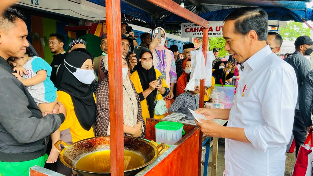 Presiden Cek Harga Sejumlah Bahan Pokok di Pasar Tramo