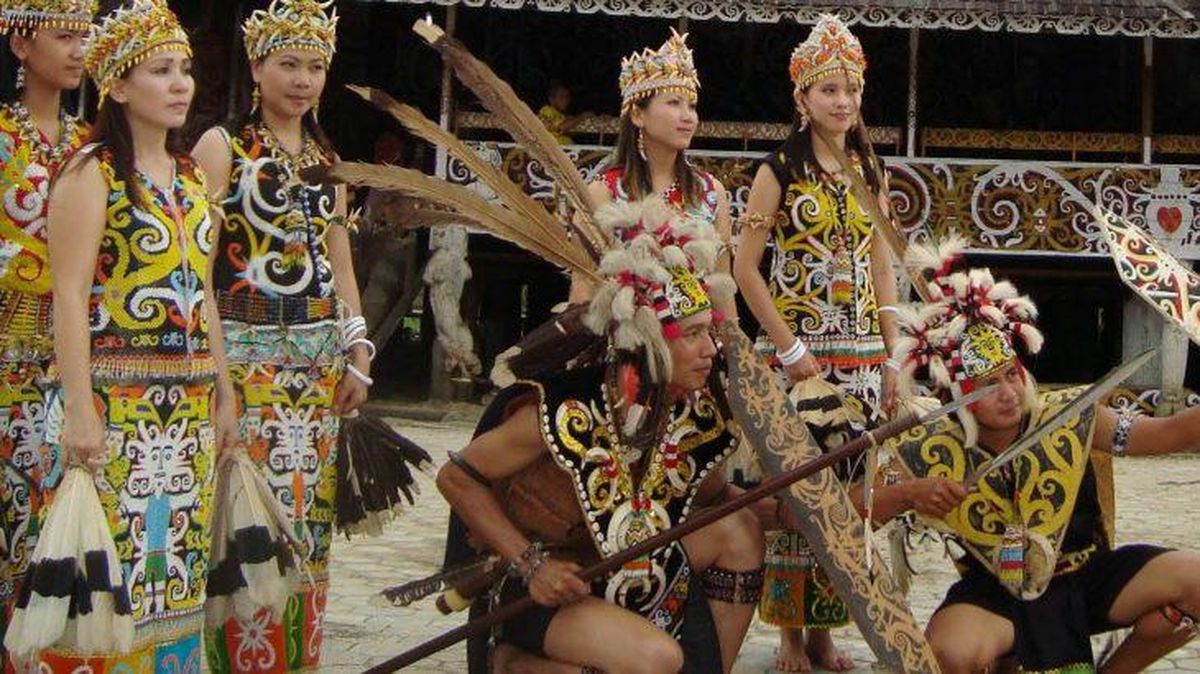 Pakaian Tradisional Kalimantan yang Anggun Nan Cantik!