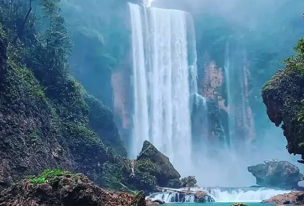 Suguhkan Wisata yang Eksotis Inilah Keindahan Air Terjun Kayuni yang ada di Papua Barat 