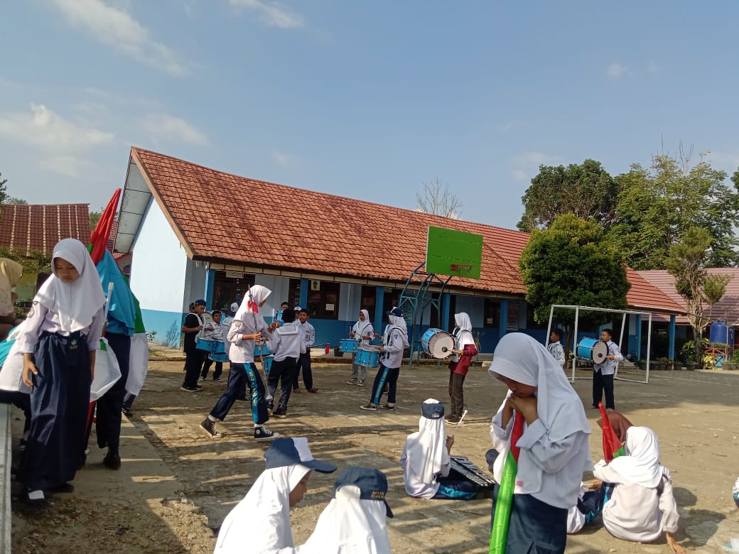 SMP Negeri 3 Pagaralam Latih Kekompakkan Peserta Didik Untuk Meriahkan Karnaval HUT RI ke-79 Tahun