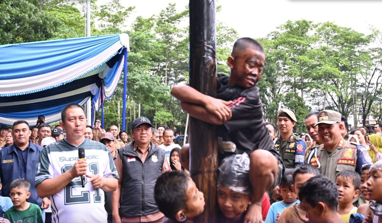 Meriahkan HUT RI Ke-80, Begini Keseruan Panjat Pinang Bersama Walikota Pagar Alam