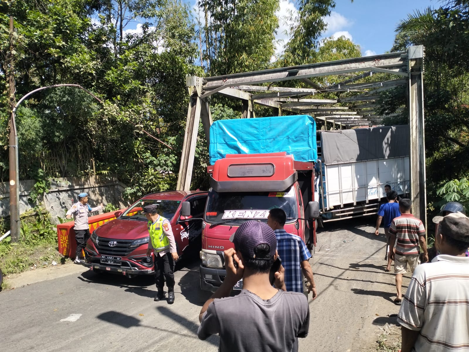 Truk Bermuatan Kopi Patah As Roda, Terpundur di Tanjakan Selangis Hantam Kendaraan Dibelakangnya