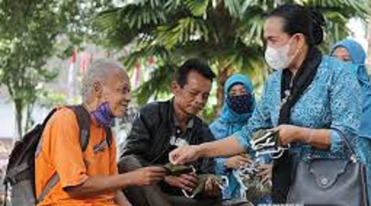 Blusukan ke Rumah Warga Bagikan Masker