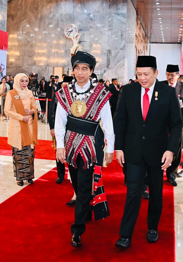 Berbusana Adat Tanimbar, Presiden Jokowi Sampaikan Pidato di Gedung Nusantara