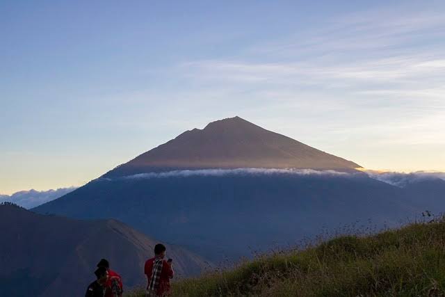 Wahh! Ini Nih 8 Gunung Tertinggi di Indonesia yang Menakjubkan