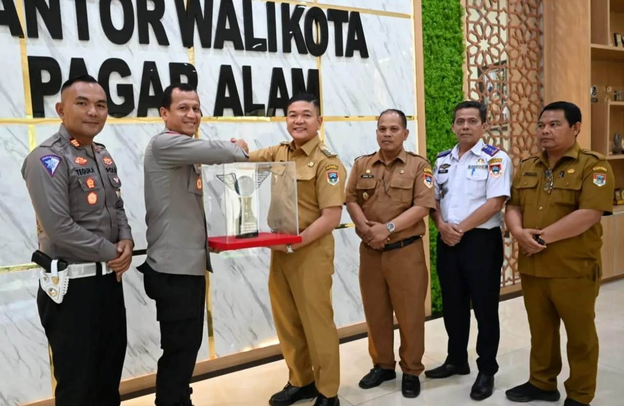 Tingkatkan Kesadaran, Minimalisir Pelanggaran dan Kecelakaan, Pj Wako Terima Penghargaan KTL Polda Sumsel