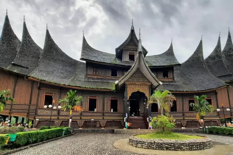 Mengenal Lebih Dekat Istana Pagaruyung, Permata Sejarah di Tanah Minangkabau