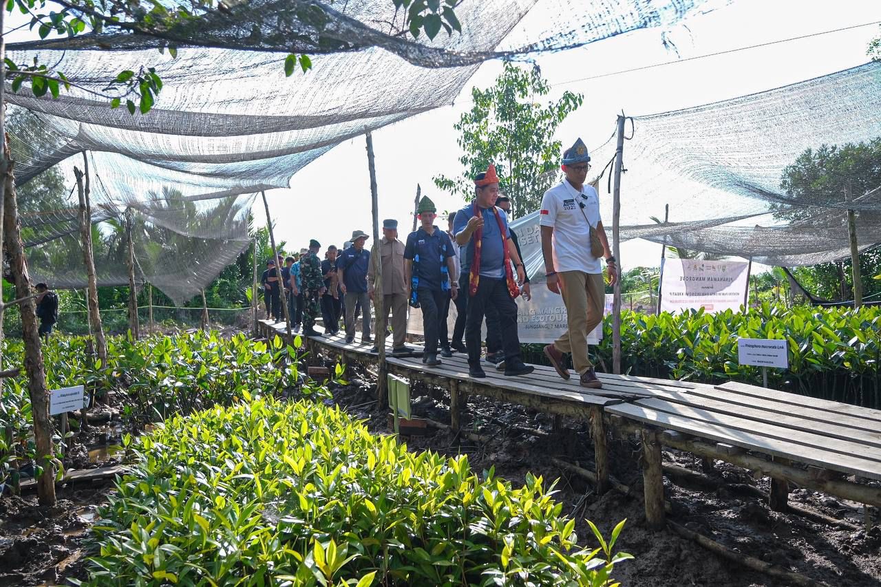Menparekraf Tanam Bibit Mangrove di Desa Wisata Sungsang IV Banyuasin Sumsel