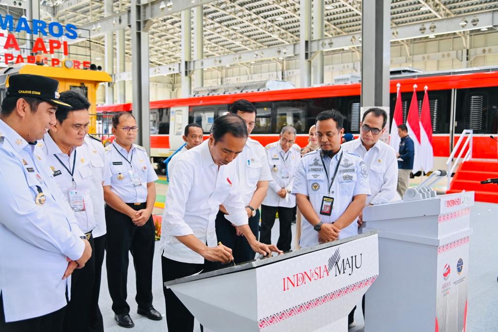 Presiden Jokowi Resmikan Pengoperasian Jalur Kereta Api Lintas Makassar-Parepare