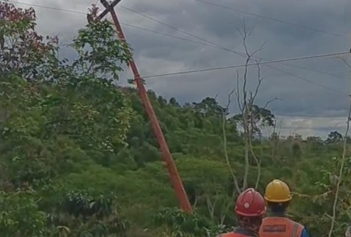 Tiang PLN Roboh Akibat Longsor, Jaringan Listrik Padam Total