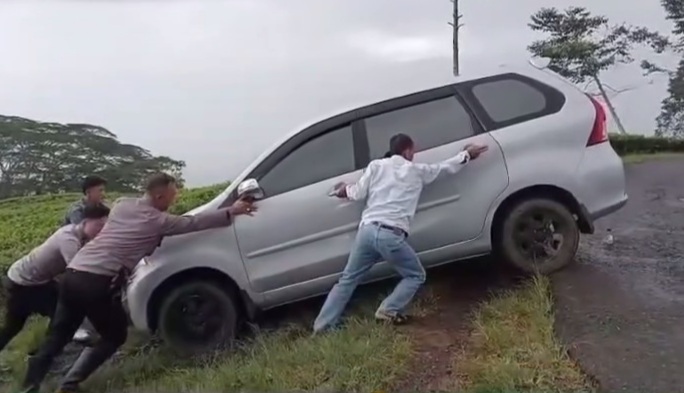 Sigap Evakuasi Kendaraan Wisatawan Terperosok di Kebun Teh