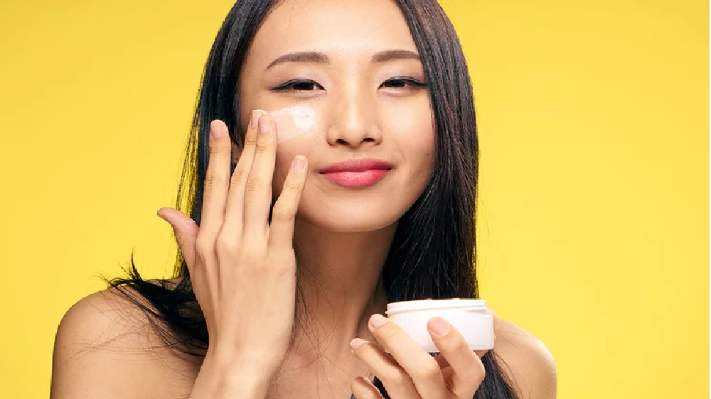 Jangan Sampai Salah, Berikut Urutan Skincare Malam yang Tepat agar Wajah Sehat Terawat