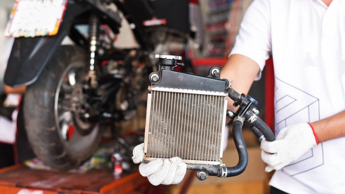 Awas Nanti Overheat! Segera Kenali Penyebab Radiator Motor Matic yang Bocor