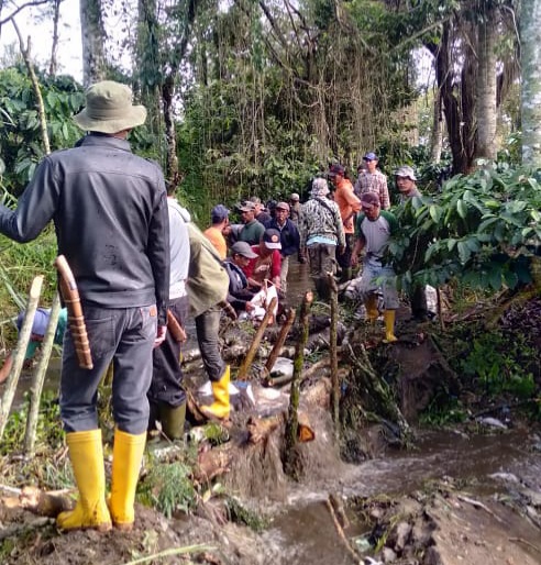 Warga Bumi Agung Gotong Royong Perbaiki Irigasi Patah