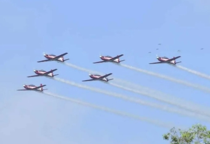 Tampil Memukau, 24 Pesawat Akrobatik di Langit AAU Yogyakarta, Meriahkan HUT Ke-78 TNI AU