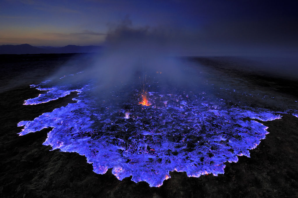 Hanya Ada 2 di Dunia, Inilah Keunikan Blue Fire Kawah Ijen yang Dimiliki Indonesia