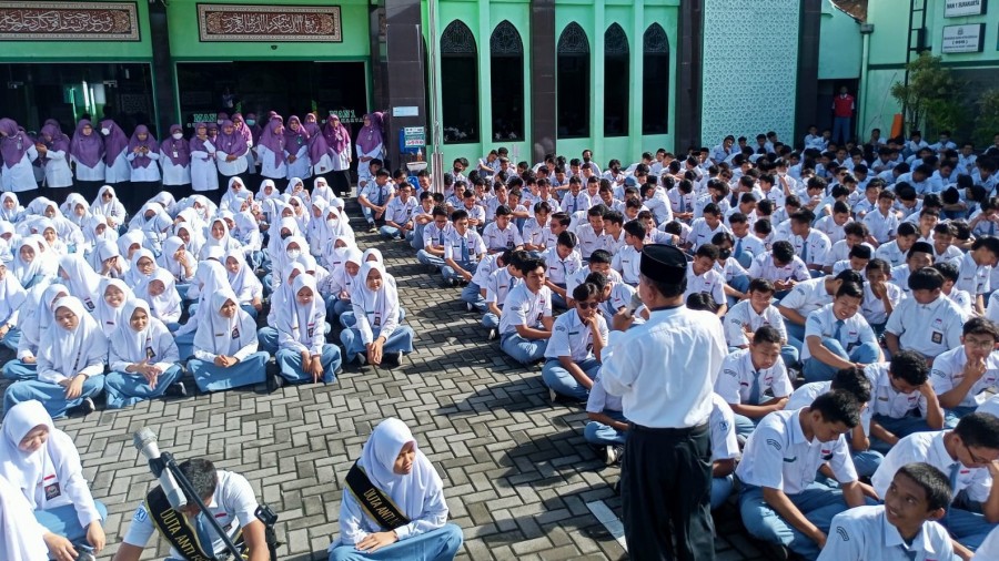 Siswa MAN 1 Surakarta Ikut Serta Dalam Produksi Video Mars BNN