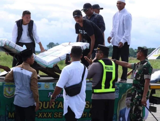 Lanud Yohanis Kapiyau Fasilitasi Kedatangan Al-Qur'an Raksasa, Sukseskan MTQ se-Papua 2024