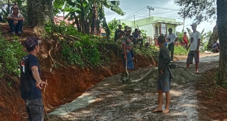 Gotong Royong Mewujudkan Mimpi, Ini Kisah Pembangunan Jalan Setapak di RT 08 Prahu Dipo!