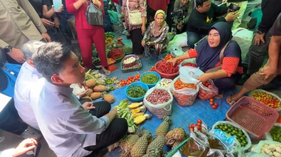 Wapres Gibran Belusukan ke Pasar 16 Ilir Palembang