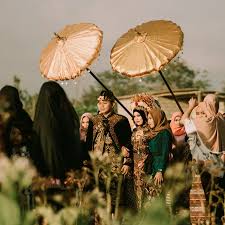 Selebew, 5 Tradisi Suku Indonesia, yang Miliki Pernikahan Unik yang Bikin 'GELISAH', Gasken!