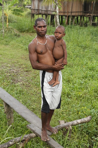 Wahh, Bayi-bayi Suku Aka Pygmy Ini Diasuh dan Disusui Seorang Pria, Kok Bisa?