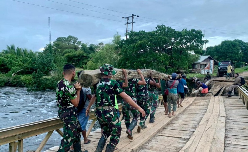 Personel Yonif 511/DY Bersama Warga Perbaiki Jembatan Rusak di Papua