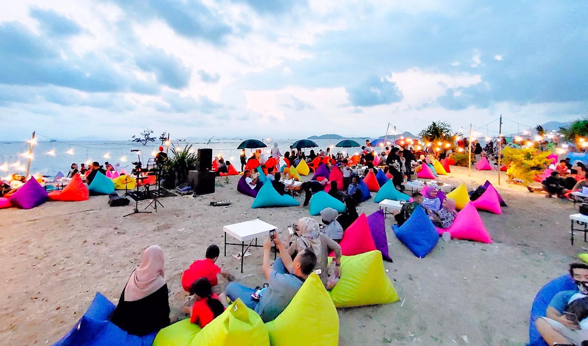 Jadi Tempat Favorit Untuk Nongki, Inilah Pesona dan Daya Tarik Pantai Sebalang di Lampung