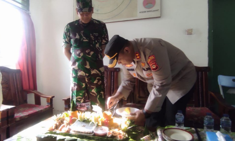 Soliditasnya Luar Biasa, Kapolres Pagar Alam Rayakan HUT TNI ke 78 di Makoramil, Santap Bersama Nasi Tumpeng