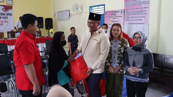 Kemensos Bersama Komisi VIII DPR RI Salurkan Bantuan ATENSI di Kabupaten Lampung Timur