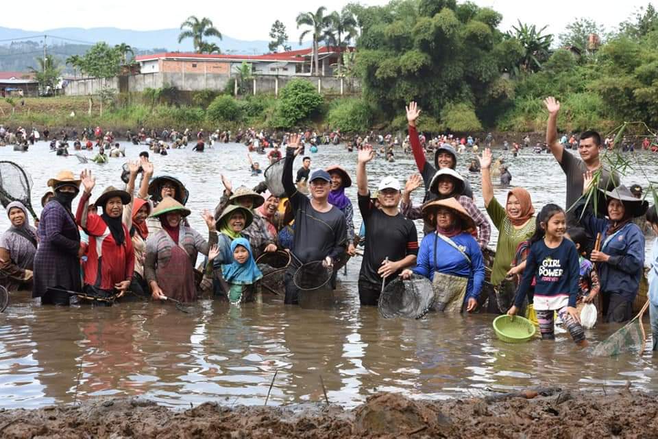 Cara Kak Pian Memperkuat Ketahanan Pangan, Tebar 165 Ribu Benih Ikan di Tebat Puyang, Coblos Alaf No 2