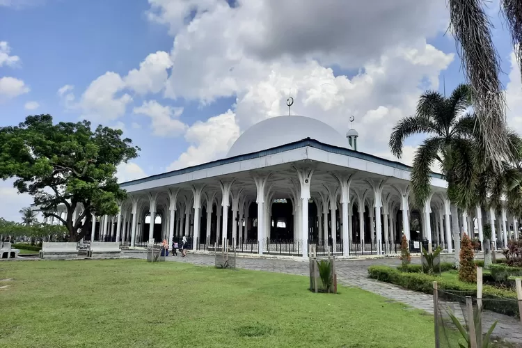 Menjejak Keagungan Arsitektur Masjid 1000 Tiang di Jambi, Begini Sejarahnya