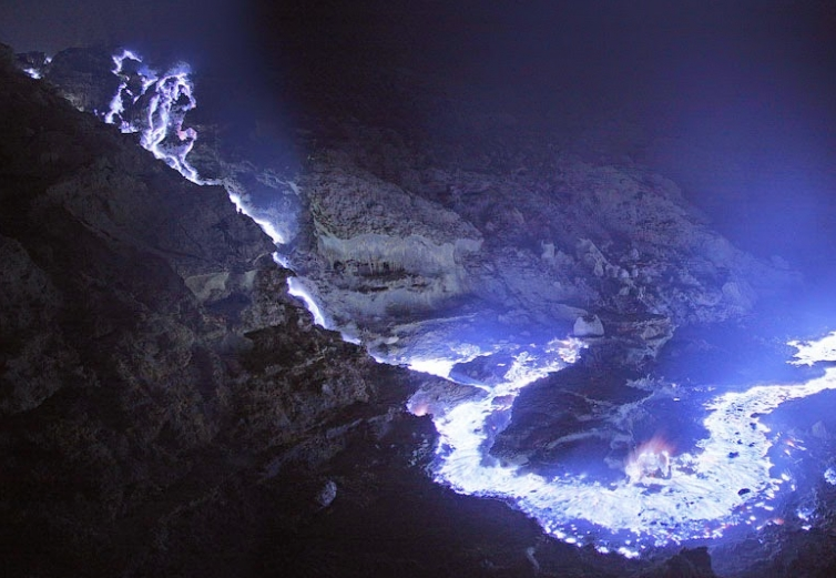 Begini Keajaiban Blue Fire Kawah Ijen, Fenomena Langka yang Mengagumkan di Indonesia