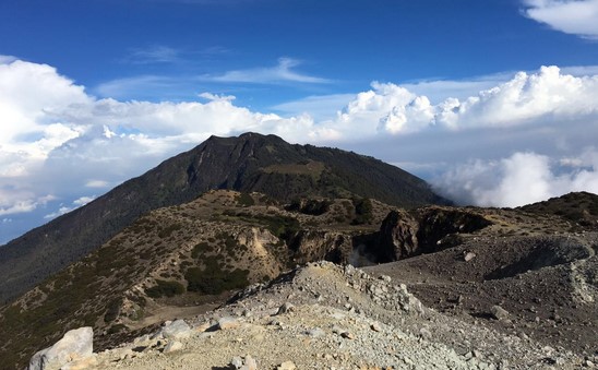 Legenda Spiritual di Gunung Arjuno, Mengikuti Jejak Pertapaan dan Ritual Mistis Menuju Kedamaian