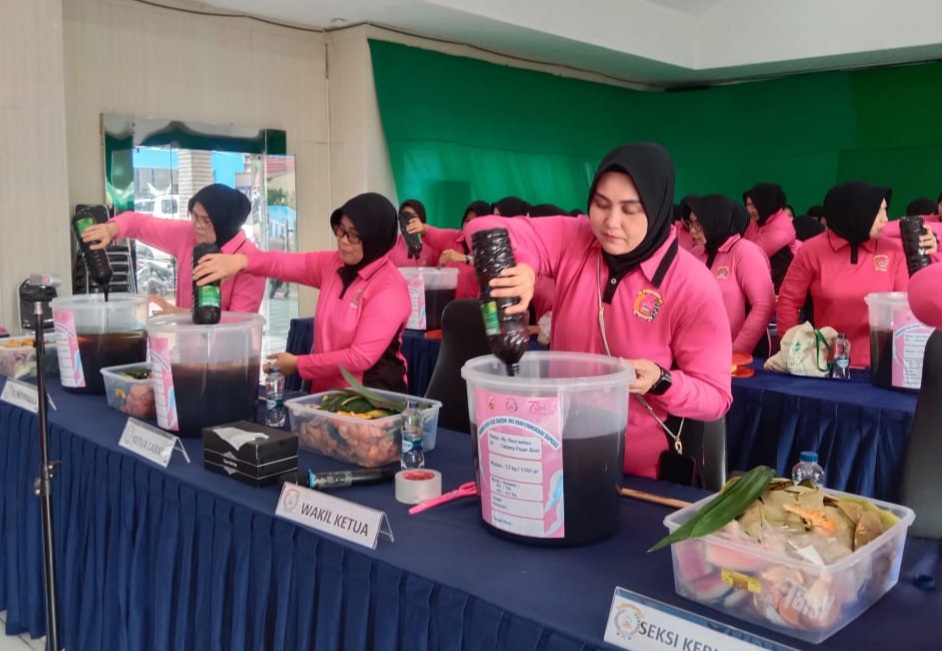 Gerakan Hijau Bhayangkari Polres Pagar Alam, Ciptakan Ecoenzyme Jadi Produk Bermanfaat