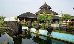 Terdapat Sejarah dan Kisah Para Walisongo Disini, Melihat Masjid Agung Demak Jadi Wisata Religi yang Ikonik!