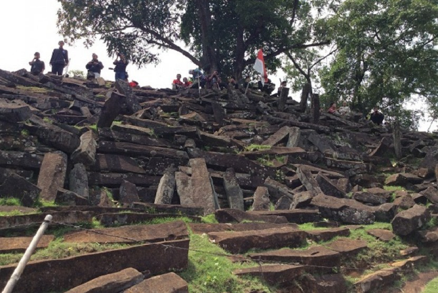 3 Ton Logam Mulia Hingga Psair Peredam Gempa Ditenukan Gunung Padang, Benarkah Peningalan Zaman Purba?