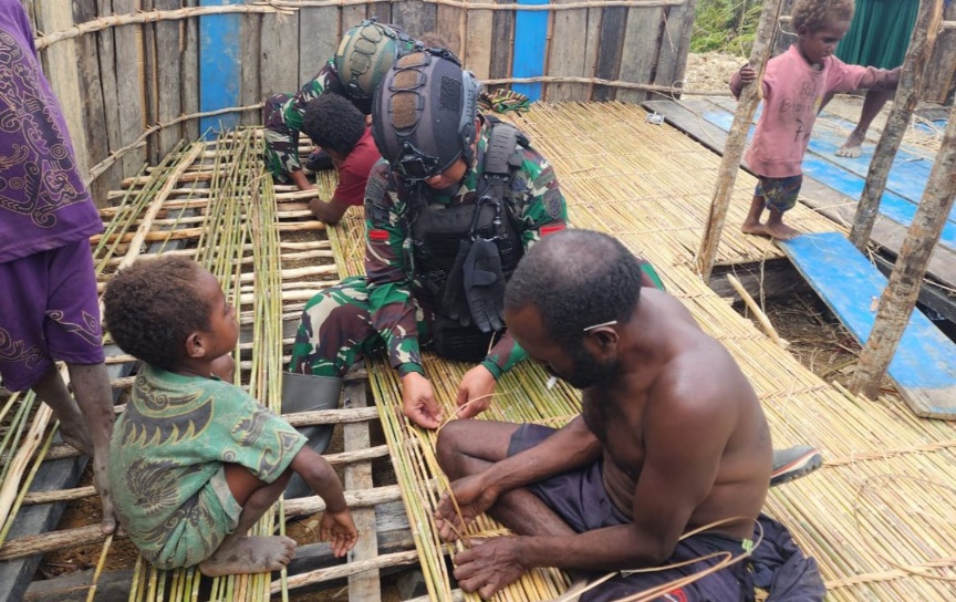 Potret Kepedulian Satgas Yonif 330/Tri Dharma, Membangun Honai Warga di Pedalaman Papua