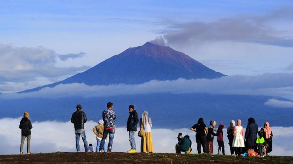 7 Pesona Keindahan Gunung Di Pulau Sumatera, Pendaki Wajib Tau Nih!