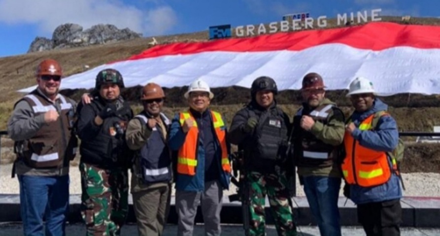 Pembentangan Bendera Terbesar Di Puncak Grasberg Freeport, Pecahkan Rekor Dunia