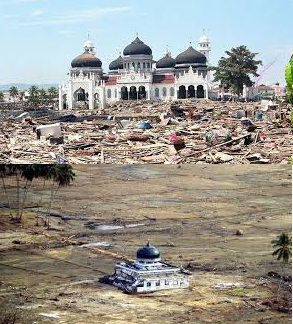 Saksi Bisu Tsunami: Masjid Raya Baiturrahman dan Pelajaran dari Tragedi Aceh