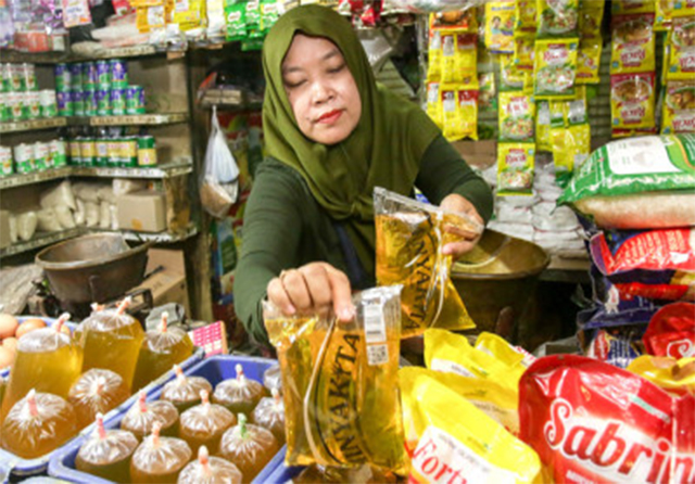 Pedagang Pasar Wonokromo Diminta Beli Minyakita Bundling Produk Lain