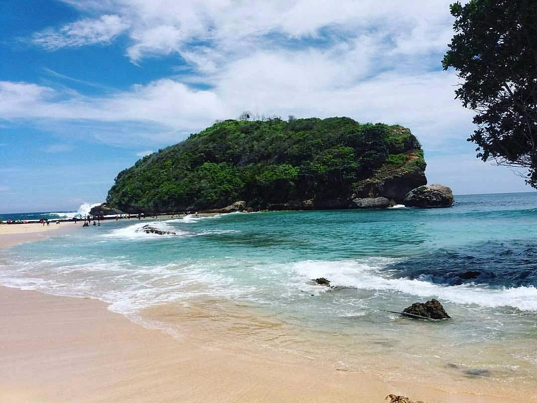 Liburan Seru di Pesisir Jawa Timur, Eksplorasi Pantai Batu Bengkung Yang Punya Banyak Spot Foto Instagramable!