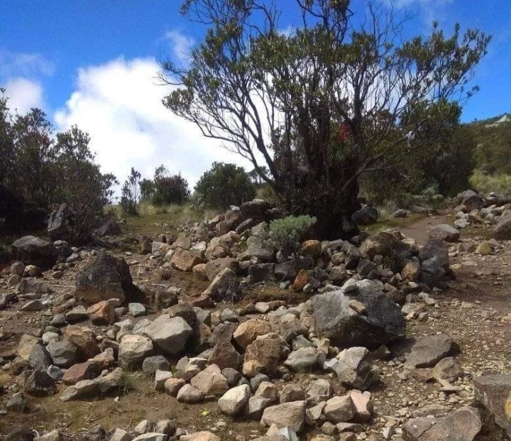 Bikin Merinding! 4 Gunung yang Memiliki Makam Terbanyak di Indonesia