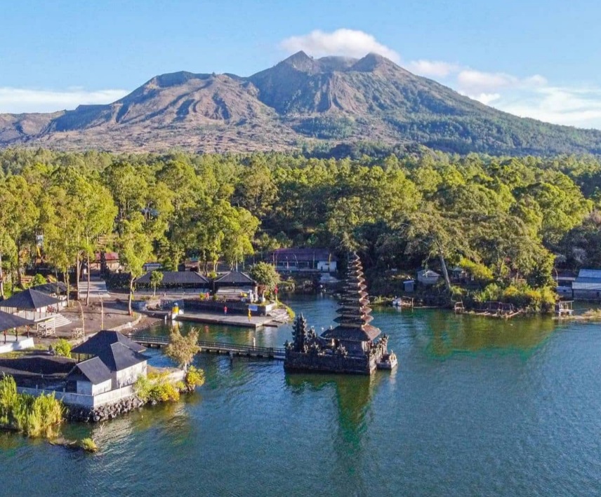 Diselimuti Kabut Tipis, Begini Pesona Mistis Gunung Batur di Bali