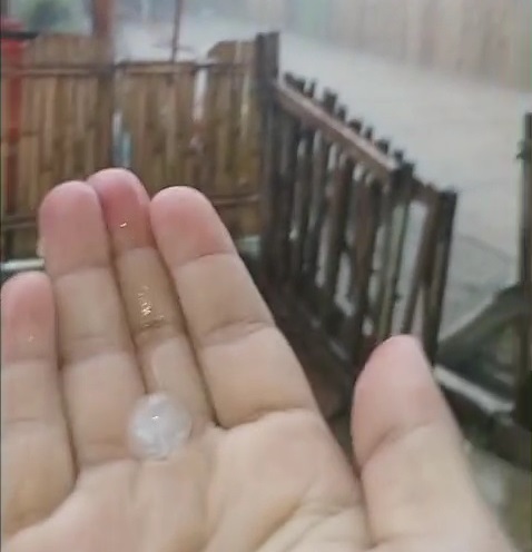 Warga Heboh Hujan Es