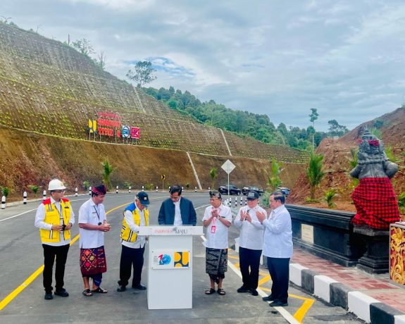 Presiden Jokowi Resmikan Jalan Pintas Batas Kota Singaraja-Mengwitani,