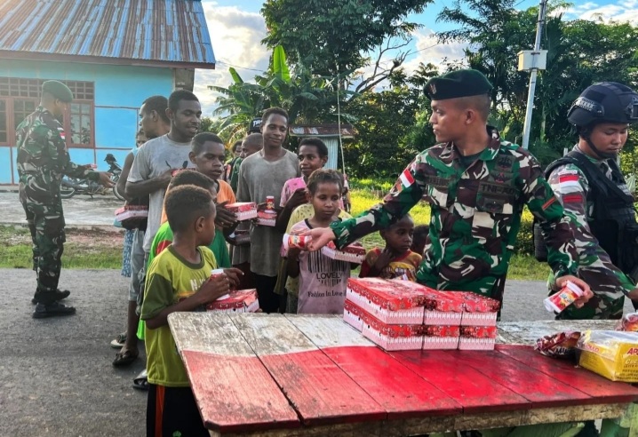 Kecerian Ramadhan, Satgas Pamtas Statis RI-PNG Bagikan Makanan Untuk Anak Papua Selatan